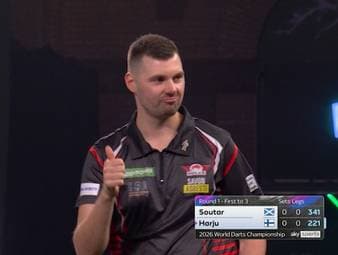 Teemu Harju spielt sein Auftaktspiel bei der Darts-WM gegen Alan Soutar und startet mit der perfekten Aufnahme in die Partie. Doch zwei Aufnahmen später wirft er neun Punkte und muss selbst lachen.
