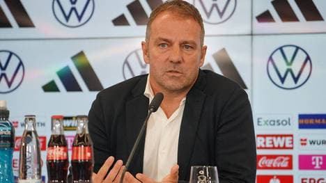 Auf der Pressekonferenz der Nationalmannschaft spricht Bundestrainer Hansi Flick über den Ausfall von Bayern-Star Leroy Sané.