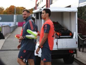 Nach dem Sieg des FC Bayern München in der Champions League gegen Club Brügge gibt Sportdirektor Christoph Freund ein Update zum verletzten Jamal Musiala - und blickt auf ein besonderes Spiel in der kommenden Woche.