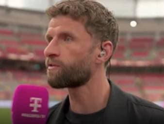 Nach dem emotionalen Erfolg der Schweiz im Elfmeterschießen gegen Kolumbien analysieren die MagentaTV-Experten Jürgen Klopp und Thomas Müller die Partie. Müller bemerkt zwei Ballverluste bei Granit Xhaka und stellt dann einen Vergleich zur Berichterstattung über die deutsche Nationalmannschaft auf.