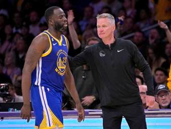 Fetzen fliegen: Skandalstar stürmt aus der Halle