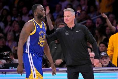 Fetzen fliegen: Skandalstar stürmt aus der Halle