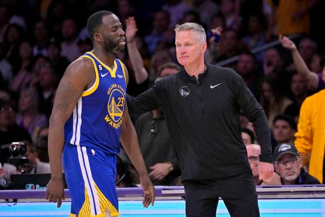 Fetzen fliegen: Skandalstar stürmt aus der Halle