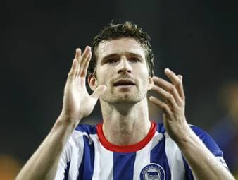 Er war Teil des Sommermärchens 2006, wurde Vizeeuropameister und gewann mit seiner Hertha den deutschen Ligapokal. Für viele ist er bis heute ein beispielloser Leader, das Vorbild einer ganzen Generation von Verteidigern. Das ist seine Geschichte.