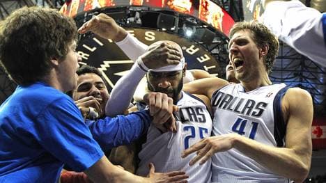 Vince Carter (m.) erzielte 2014 in den Playoffs gegen die Spurs einen Spiel-entscheidenden Dreier