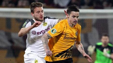 Dennis Erdmann (l.) im Duell mit Ciro Immobile