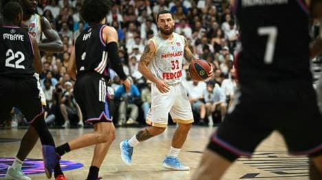 Der frühere Monaco-Starspieler Mike James (M.)