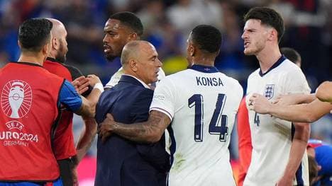 Declan Rice (r.) geriet mit Francesco Calzona (3. v. r.) aneinander