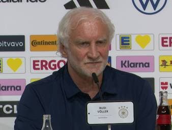 Nur zwei DFB-Stars geben bei der Ankunft der deutschen Nationalmannschaft in Herzogenaurach Autogramme. DFB-Sportdirektor Rudi Völler reagiert daraufhin auf eine "Fangfrage".