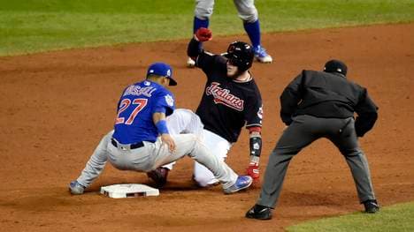 Addison Russell von den Chicago Cubs gegen Roberto Perez von den Cleveland Indians