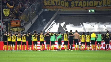 BVB, Borussia Dortmund, Trauerflor, Schweigeminute, Manfred Burgsmüller, FC Augsburg