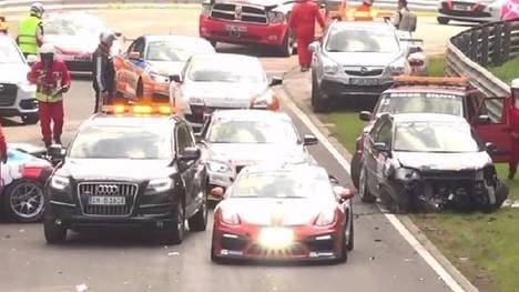 Totales Chaos: Einer Ölspur fielen mehrere Fahrzeuge zum Opfer