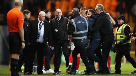 In England musste ein Schiedsrichter vor einem Fan flüchten