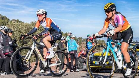 Die Abwesenheit von Greta Richioud (l.) führte zu einem kuriosen Radsport-Betrug