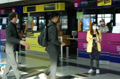 Treffpunkt verpasst! Dieser BVB-Star kommt zu spät zum Flughafen