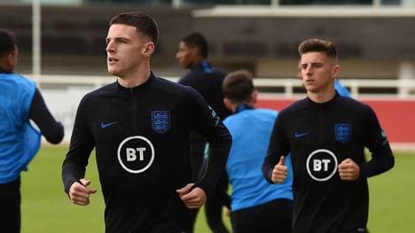 Declan Rice (l.) muss Drohungen über sich ergehen lassen
