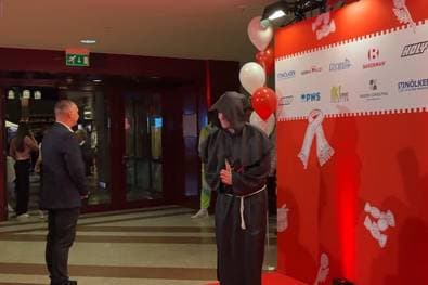 Warum der Trainer bei Kölner Karnevalssitzung ins Auge stach