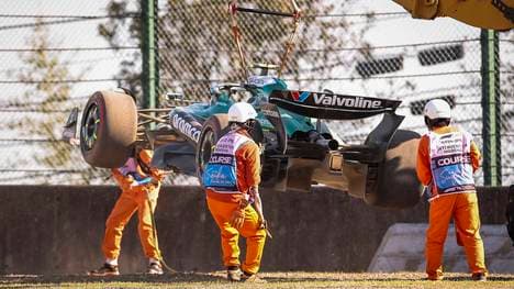 Fernando Alonso flog im Training ab