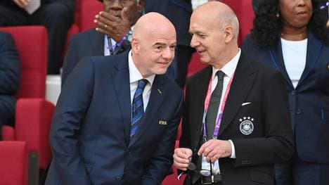 Neuendorf (r.) im Gespräch mit Infantino
