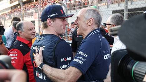 Max Verstappen (l.) scherzt mit Franz Tost
