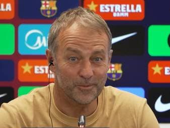 Barca-Trainer Hansi klärt über mögliche Neuzugänge auf der Stürmer-Position auf. Bei der Personalie Julián Álvarez will er sich jedoch nicht so recht in die Karten schauen lassen.