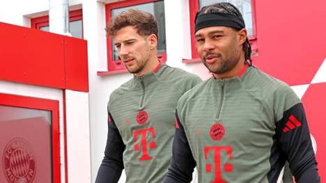 Serge Gnabry (r.) könnte einen neuen Vertrag beim FC Bayern unterschreiben