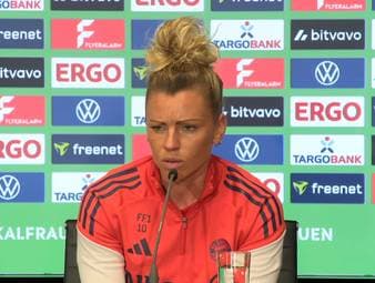Die Wolfsburgerin Svenja Huth gibt die Favoritenrolle vor dem DFB-Pokal-Finale der Frauen an den FC Bayern weiter. Die Münchnerin Linda Dallmann widerspricht und hebt die VfL-Historie im Pokal hervor.
