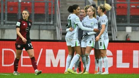 Wolfsburgerinnen bejubeln Führung durch Alexandra Popp