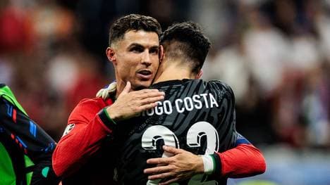 Cristiano Ronaldo umarmt Diogo Costa