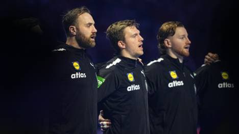 Wolff (l.) saß gegen Dänemark lange Zeit draußen