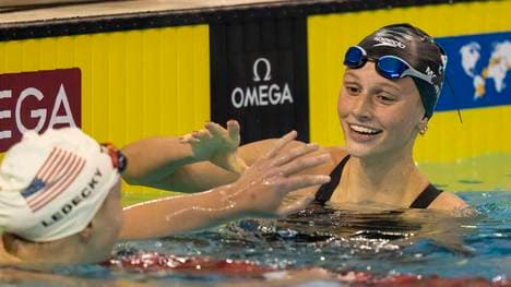 Summer McIntosh (r.) machte schon bei Olympia auf sich aufmerksam