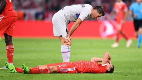 Robert Lewandowski (Barca) erkundigt sich nach dem verletzten Benjamin Pavard