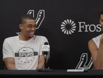 Bei der Pressekonferenz der San Antonio Spurs sorgen Keldon Johnson und Victor Wembanyama für einen Lacher. Auf eine französische Frage soll der US-Amerikaner Johnson antworten.