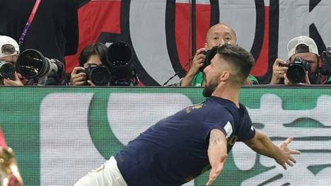 Olivier Giroud feiert seinen Führungstreffer gegen Polen
