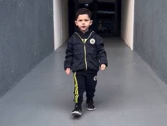 Der vierjährige Mert ging mit seinen Fan-Videos zu seinem Herzensverein Fenerbahce Istanbul viral. Auch als Stadion-Sprecher durfte er schon aushelfen.