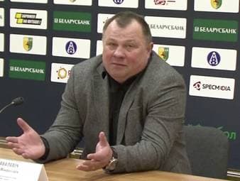 Während die Fußball-Welt in weiten Teilen stillsteht, wird in Weißrussland trotz des Coronavirus weiter gespielt. Der Trainer des FC Belshina hat dafür eine ganz einfach Erklärung.
