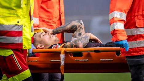 Alejandro Grimaldo wird mit einer Trage vom Platz gebracht