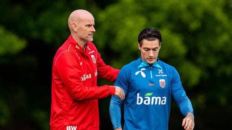 Norwegens Nationalcoach Stale Solbakken (l.) wirft Mathias Normann wegen seins Vertrags in Russland aus dem Team