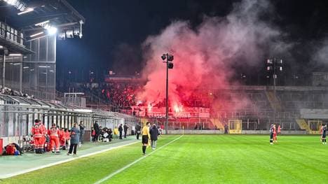 Die Fans des FC Bayern zünden Pyro