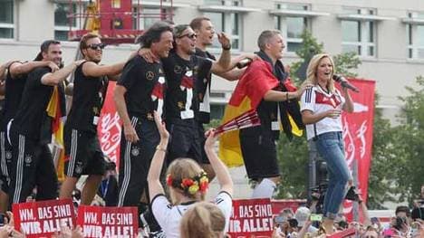 Helene Fischer trug das neue DFB-Trikot schon beim Empfang am Dienstag