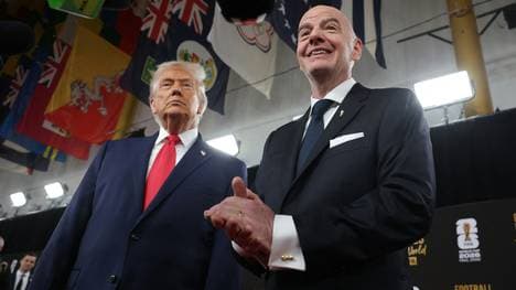 Stehen in der Kritik: Trump (l.) und Infantino