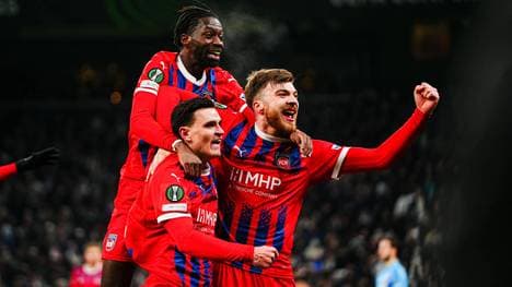 Tim Siersleben (r.) bejubelt mit seinen Teamkollegen den späten Siegtreffer zum 2:1