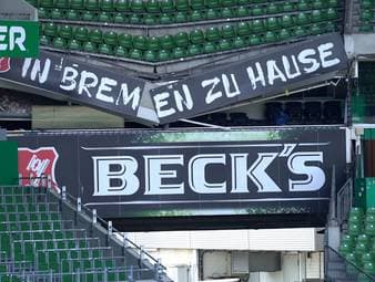 Bei Modernisierungsarbeiten im Weserstadion in Bremen ist es am Mittwoch zu einem Zwischenfall gekommen. Ein Teil der seitlichen Tribüne in der Ostkurve ist eingebrochen.