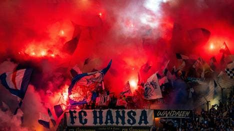 Rostock-Fans zünden kurz nach dem Anpfiff Pyroartikel