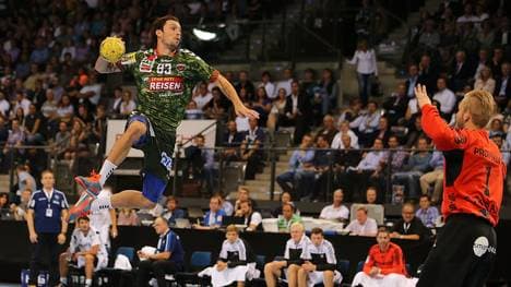 Fredrik Petersen beim Sprungwurf