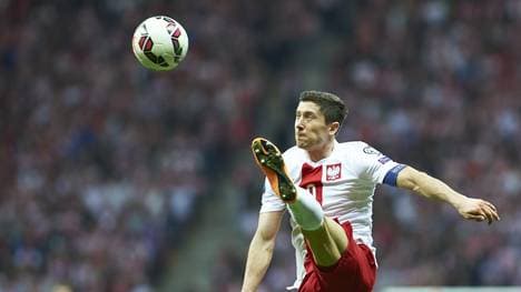 Robert Lewandowski schießt den Ball