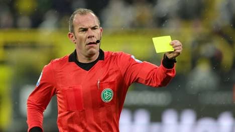 Marco Fritz sitzt beim CL-Finale vor dem Bildschirm