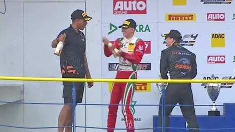 Mick Schumacher (M.) konnte sich über seinen zweiten Platz freuen