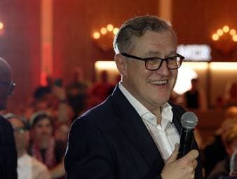 Bayern-Boss Jan-Christian Dreesen lobt auf der Bankett-Rede nach dem 2:1-Sieg im Hinspiel des Viertelfinals der Königsklasse gegen Real Madrid besonders zwei Persönlichkeiten: Trainer Vincent Kompany - und einen sicheren Rückhalt auf dem Platz. 