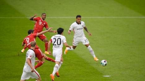 Tuta (hinten rechts) wurde gegen Bayern ins kalte Wasser geschmissen